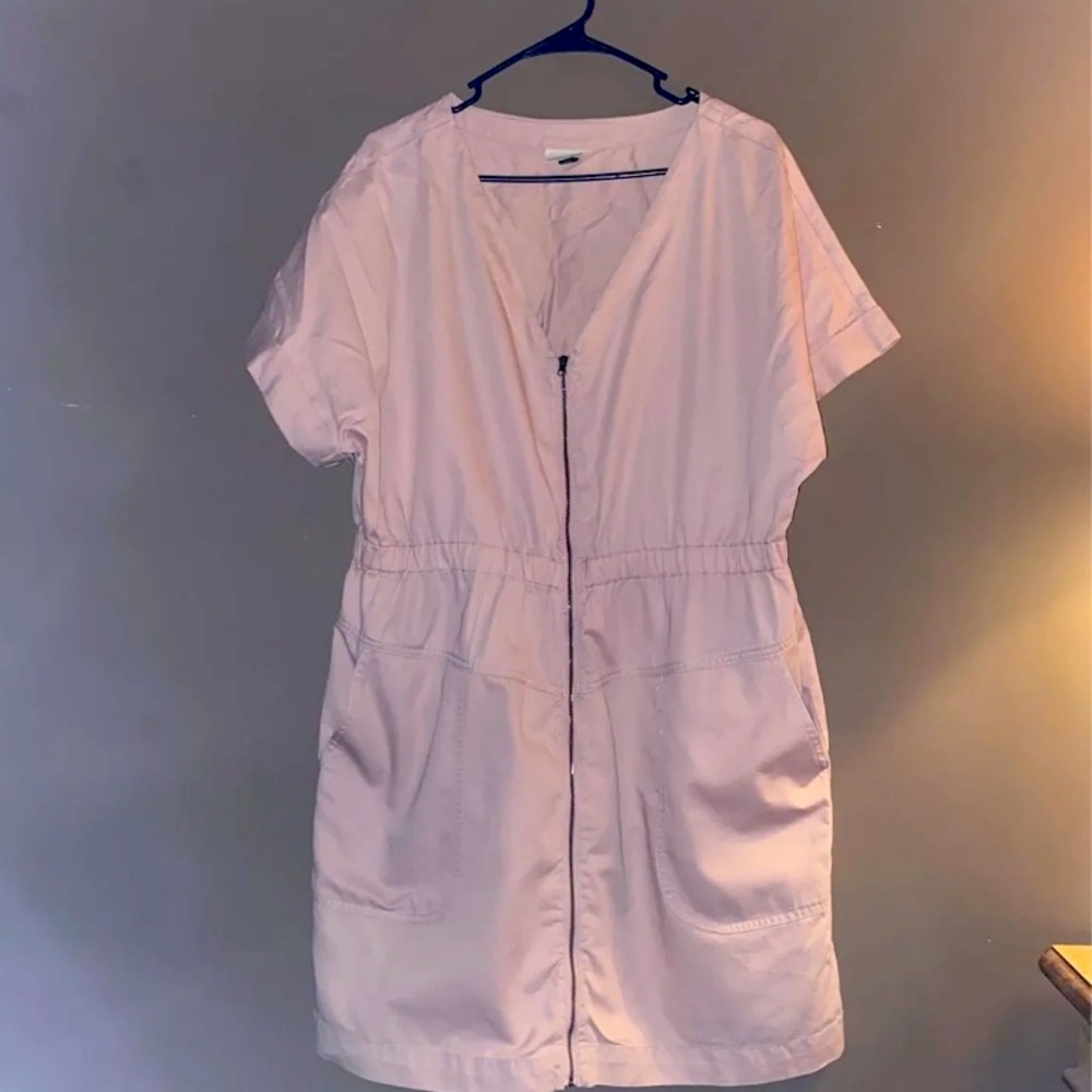 Short sleeve zip V-neck pale pink dress